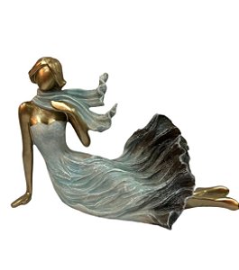 Estatueta Dama Sentada Azul com Dourado - Mabruk