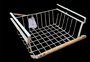 Prateleira Aramada 18,8x26,6x34,8cm Com Cesto Suspenso de Madeira e Metal Branco