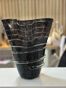 Vaso Decorativo Preto com Detalhes Dourados
