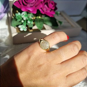 ANEL DOURADO COM DETALHE REDONDO CRAVEJADO COM ZIRCÔNIAS BRANCAS