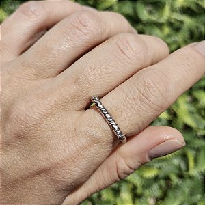 ANEL EM RÓDIO BRANCO QUADRADO TRABALHADO TORCIDO