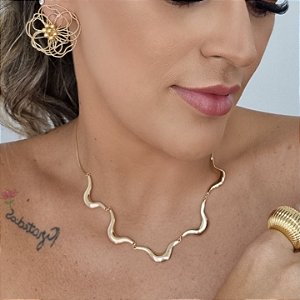 COLAR DOURADO MODELO COM ONDAS LISAS - 45CM