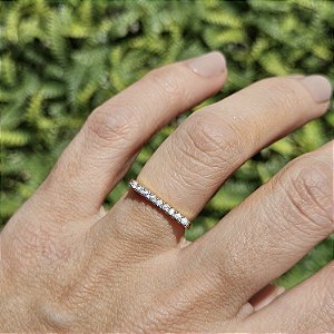 ANEL DOURADO COM FRENTE RETA COM PEDRAS DE ZIRCÔNIAS RODINADAS