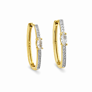 ARGOLA DOURADA OVAL COM PEDRAS DE ZIRCÔNIAS BRANCAS NA FRENTE COM PEDRA CENTRAL