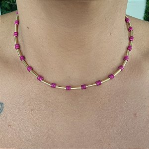 COLAR COM CANUTILHOS DOURADOS E DETALHES EM ROSA - COM EXTENSOR