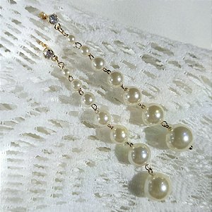 Brinco dourado ponto de luz com perolas penduradas do menor para o maior