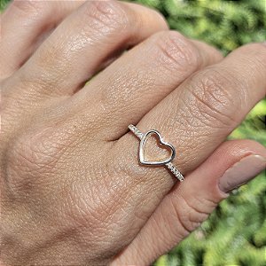 ANEL PRATA  COM CORAÇÃO LISO VAZADO E PEDRAS DE ZIRCÔNIAS BRANCAS