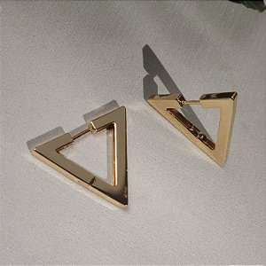 ARGOLA DOURADA EM FORMATO DE TRIANGULO LISO
