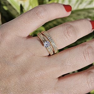 ANEL DOURADO DUPLO - MEIA ALIANÇA E SOLITÁRIO MICROCRAVEJADOS COM ZIRCÔNIAS BRANCAS