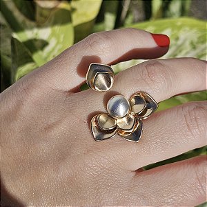 ANEL DOURADO MEIA FLOR JATEADA COM PRATEADO NO MEIO ( regulável)