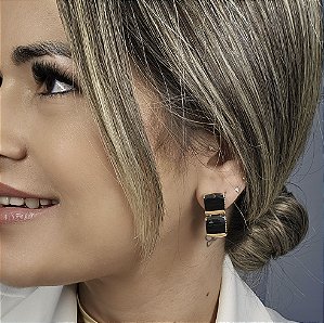 BRINCO DOURADO COM 2 QUADRADOS LISOS E ZIRCÔNIAS NA LATERAL