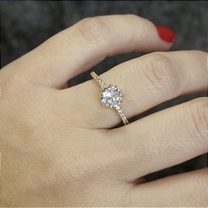 ANEL DOURADO MODELO SOLITÁRIO COM MICROZIRCÔNIAS NA LATERAL