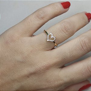 ANEL DOURADO COM CORAÇÃO VAZADO PEQUENO CRAVEJADO COM ZIRCÔNIAS BRANCAS