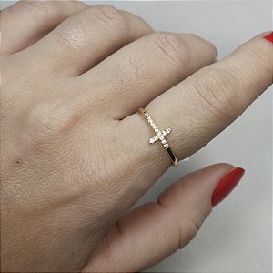 ANEL DOURADO COM FORMATO DE CRUZ CRAVEJADA
