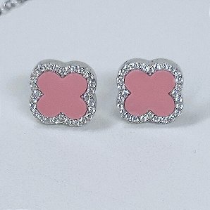 BRINCO DE PRATA TREVO DE 4 FOLHAS COM AS BORDAS CRAVEJADAS DA COR ROSA