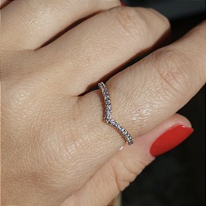 ANEL DOURADO COM DETALHE EM V NA FRENTE TODO CRAVEJADO