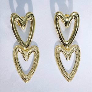 BRINCO DOURADO FORMATO DE 2 CORAÇÕES PENDURADOS VAZADOS, UM LISO OUTRO TEXTURIZADO