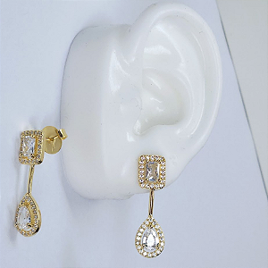 BRINCO DOURADO COM 2 PONTAS, UMA PEDRA QUADRADA E OUTRA FORMATO DE GOTA CRAVEJADA AO REDOR