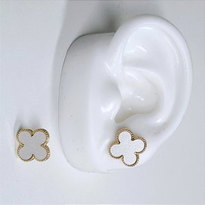 BRINCO DOURADO TREVO DE 4 FOLHAS COR PEROLADA