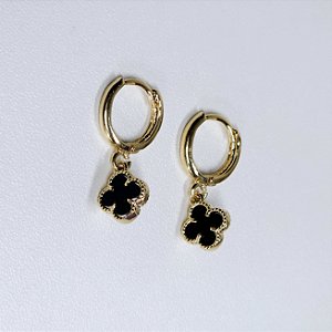 ARGOLA DOURADA COM PINGENTE DE TREVO DE 4 FOLHAS DA COR PRETA