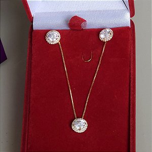 CONJUNTO DOURADO BRINCO E COLAR COM PONTO DE LUZ NO MEIO E ZIRCÔNIAS BRANCAS AO REDOR - 45CM