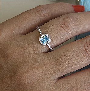 ANEL DE PRATA RODINADO COM PEDRA QUADRADA AZUL TODO CRAVEJADO AO REDOR