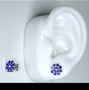BRINCO DE PRATA COM FLORZINHA ROXA