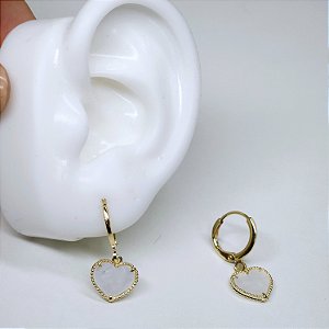 ARGOLA DOURADA COM PINGENTE DE CORAÇÕES EM MADREPÉROLA