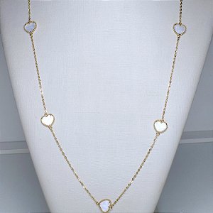 COLAR DOURADO COM CORAÇÕS EM MADREPÉROLA 70CM