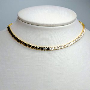 CHOCKER DOURADA MODELO RIVIERA COM PEDRAS RETANGULARES MEIO A MEIO PRETO E BRANCO 38+5 CM