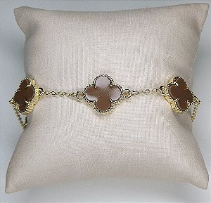 PULSEIRA DOURADA COM TREVOS DE PEDRAS MARROM