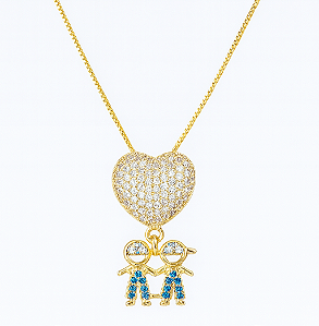 COLAR DOURADO COM PINGENTE DE CORAÇÃO E 2 MENINOS TODOS CRAVEJADOS  45CM