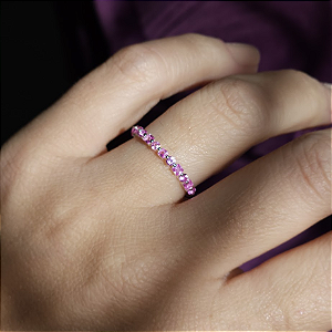 ANEL DE PRATA MEIA ALIANÇA CRAVEJADA COM ZIRCÔNIAS ROSA