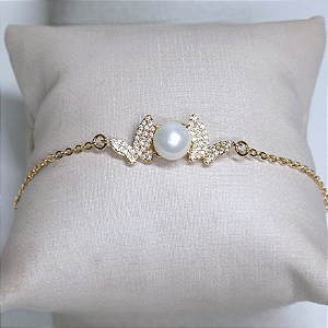 PULSEIRA DOURADA COM 2 BORBOLETAS CRAVEJADAS E UMA PEROLA NO MEIO