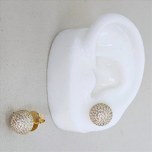 BRINCO DOURADO MEIA ESFERA TODO CRAVEJADO