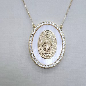 CHOCKER DOURADA COM PINGENTE GRANDE EM MADREPEROLA CRAVEJADA AO REDOR E MEDALHA DE NOSSA SENHORA NO MEIO