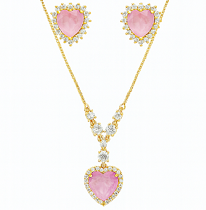 CONJUNTO DOURADO CORAÇÃO ROSA CLARO COM PEDRAS DE ZIRCÔNIAS BRANCAS