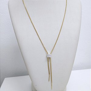 COLAR DOURADO MODELO GRAVATINHA COM AMARRA EM RÓDIO BRANCO CRAVEJADO
