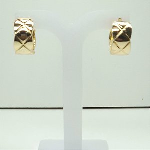 ARGOLA DOURADA LARGA COM TRABALHADO EM LOSANGO