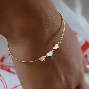 PULSEIRA DOURADA CORDA DE VIOLÃO COM BOLINHAS E TRES CORAÇÕES MAIORES DE TRÊS BANHOS - FECHO IMÃ