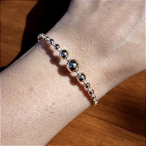 BRACELETE DOURADO MALEAVEL INTERCALANDO BOLINHAS E PEDRAS DE ZIRCÔNIAS E 3 BOLAS MAIORES