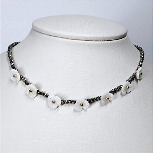 CHOCKER DOURADO COM BOLINHAS E 7 FLORES PEROLADAS 36CM