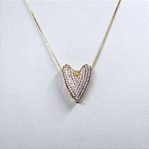 CHOCKER DOURADA COM CORAÇÃO MICROCRAVEJADO COM ZIRCÔNIAS BRANCAS - DE LADO - 40CM + EXTENSOR