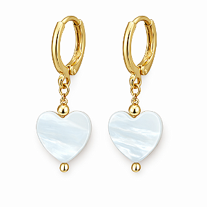 ARGOLA DOURADA OVAL LISA COM PINGENTE DE CORAÇÃO EM MADREPÉROLA