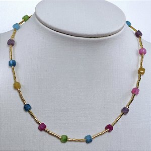 CHOCKER DOURADA CANUDINHO INTERCALANDO BOLINAS DE PEDRAS NATURAIS COLORIDAS