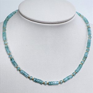 CHOCKER DOURADA INTERCALANDO PEDRAS VERDES NATURAIS E BOLINAS DOURADAS