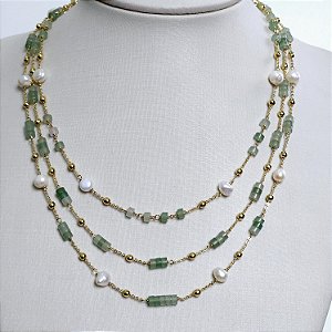 COLAR DOURADO INTERCALANDO PEDRAS NATURAIS VERDES, PEROLAS E ESFERAS DOURADAS