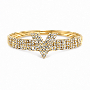 BRACELETE DOURADO COM A METADE CRAVEJADA E A LETRA ¨V¨