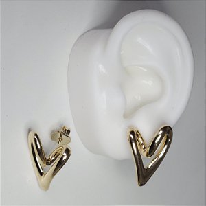 BRINCO DOURADO DE CORAÇÃO TORCIDO