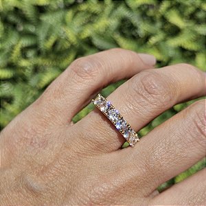 ANEL DOURADO MEIA ALIANÇA COM 6 ZIRCÔNIAS BRANCAS